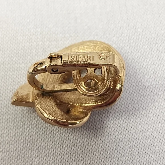 Crown Trifari Gold and White Enamel Brooch and Earring Knot Set - Picture 6 of 13